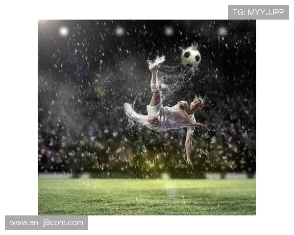 小明踢足球一脚过猛结果足球飞出操场意外滚落河中引发一场欢乐救球行动